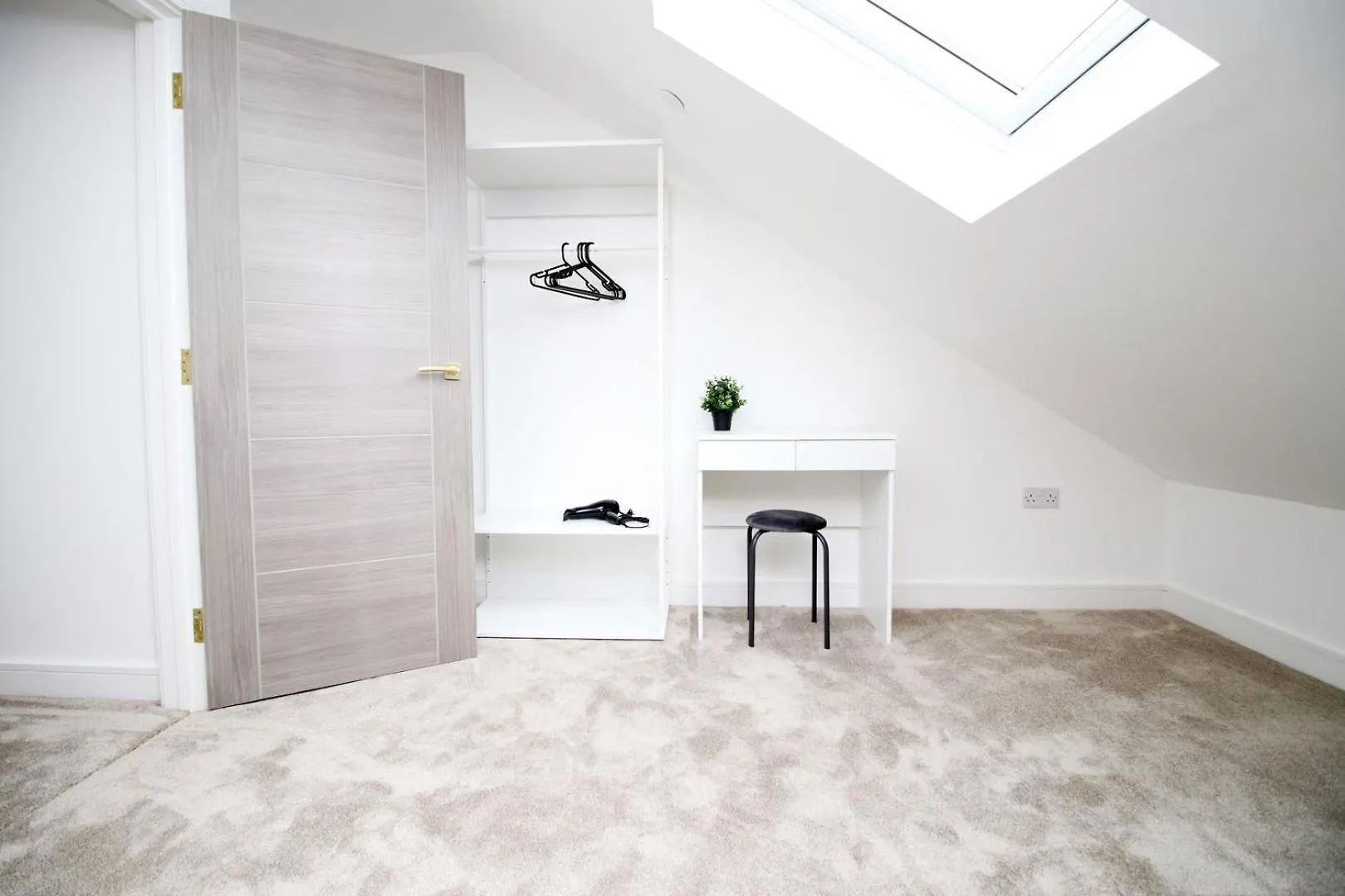 Bright 2Br Flat, Prime Location | Wifi Apartment Cardiff 0*,  United Kingdom